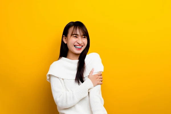 アジアの女性は かわいい かわいい 幸せな 楽観的 リラックスした 良い物理的な健康 写真は黄色の背景スタジオで撮影されました — ストック写真