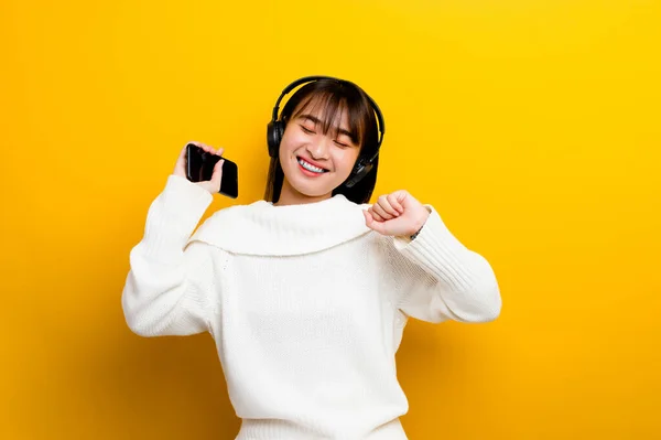 Het Dragen Van Een Koptelefoon Luisteren Naar Muziek Geniet Van — Stockfoto