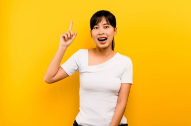 İyi fikir, iyi fikir, iyi beyin zeki kadın uzaklara bakıyor iş ve hayat planlamada iyi fikirler düşünüyor.