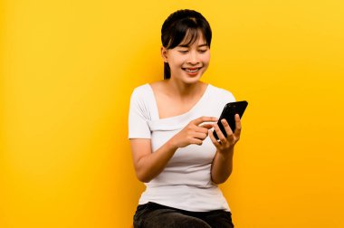 Çevrimiçi konuşma çevrimiçi çağrı çevrimiçi genç kadınlar çevrimiçi iletişim ve günlük hayatta online iş için cep telefonu kullanır.