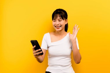 Çevrimiçi konuşma çevrimiçi çağrı çevrimiçi genç kadınlar çevrimiçi iletişim ve günlük hayatta online iş için cep telefonu kullanır.