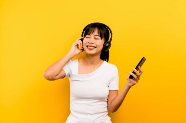 Rahatlatıcı müzik dinlemek, iyi ruh hali, beyni rahatlatmak, monitör kulaklıklarından müzik dinlemek. Müzik ve dans dinlemenin ve müzik terapisinin tadını çıkar..