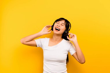 Rahatlatıcı müzik dinlemek, iyi ruh hali, beyni rahatlatmak, monitör kulaklıklarından müzik dinlemek. Müzik ve dans dinlemenin ve müzik terapisinin tadını çıkar..