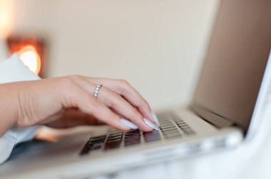 Sabahları yatakta bilgisayarla çalışmak internetten konuşma internet üzerinden iletişim kurmak tatilde çalışma kavramı.