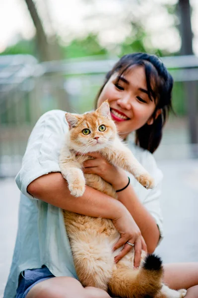 Frau Mit Katze Spielt Hause Mit Liebe Katzen Das Lächeln — Stockfoto