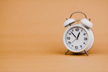 Saat fotoğrafı kağıt üzerinde saat kavramı zaman değeri zaman yönetimi yaşam zamanı yönetimi ile çalışma