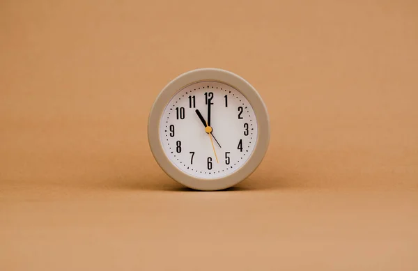 钟表上的时钟照片纸上的时间价值概念与时间管理的时间价值 — 图库照片