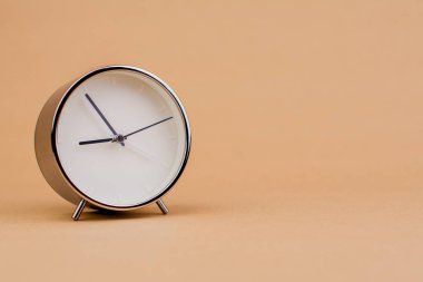 Çalar saat. Güzel modern saat kağıt arka planda yatar. Zaman zaman kavramı ile çalışırken çalışma saati durdurma süresi
