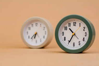 Çalar saat. Güzel modern saat kağıt arka planda yatar. Zaman zaman kavramı ile çalışırken çalışma saati durdurma süresi