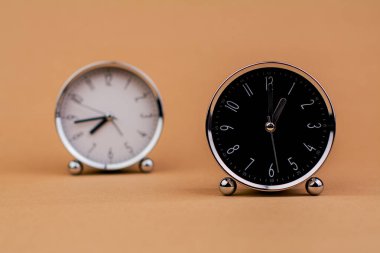 Çalar saat. Güzel modern saat kağıt arka planda yatar. Zaman zaman kavramı ile çalışırken çalışma saati durdurma süresi