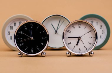 Çalar saat. Güzel modern saat kağıt arka planda yatar. Zaman zaman kavramı ile çalışırken çalışma saati durdurma süresi