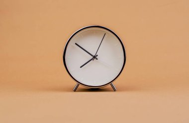 Çalar saat. Güzel modern saat kağıt arka planda yatar. Zaman zaman kavramı ile çalışırken çalışma saati durdurma süresi