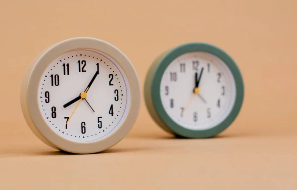 Годинник Тривоги Прекрасний Сучасний Годинник Лежить Паперовому Тлі Час Годинниковою — стокове фото