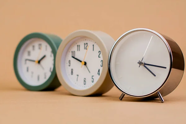 Wecker Schöne Moderne Uhr Liegt Auf Papierhintergrund Zeit Uhr Zeit — Stockfoto