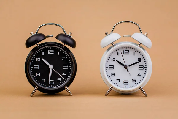 Годинник Тривоги Прекрасний Сучасний Годинник Лежить Паперовому Тлі Час Годинниковою — стокове фото