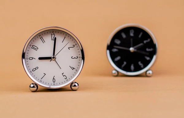 Ξυπνητήρι Όμορφο Σύγχρονο Ρολόι Βρίσκεται Χαρτί Φόντο Χρόνος Ρολόι Χρόνο — Φωτογραφία Αρχείου
