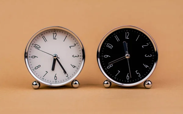 美丽的现代钟表在纸的背景上 以时间概念工作的时间停止工作时间 — 图库照片#