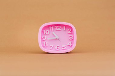 Alarmlı saat. Güzel saat. Zaman hassasiyeti, randevu, sınırlı zaman, zaman kavramı.