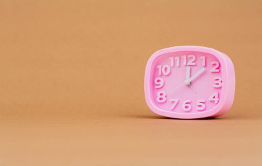 Alarmlı saat. Güzel saat. Zaman hassasiyeti, randevu, sınırlı zaman, zaman kavramı.