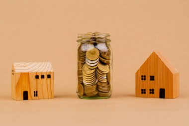 Cam kavanozda para biriktirmek, gelecek için para biriktirmek, yatırım tasarrufu, maaş, gelir, gider, finans kredisi, ev kredisi, kredi, tasarruf ve mali büyüme kavramı.