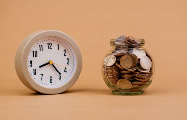 Cam bir kavanozda bozuk para biriktirmek, baht sikkeleri biriktirmek, maaş, gelir, yatırımlar, finans sisteminin kurulması, fonlar, yatırım fonları, nakit akışı ve finans sisteminde çalışma sermayesi.