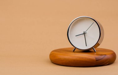 Alarm saati ahşap bir standa yerleştirildi, zaman çalışma konsepti sınırlı zaman atamaları ve iş yerindeki dakikliğin değeri