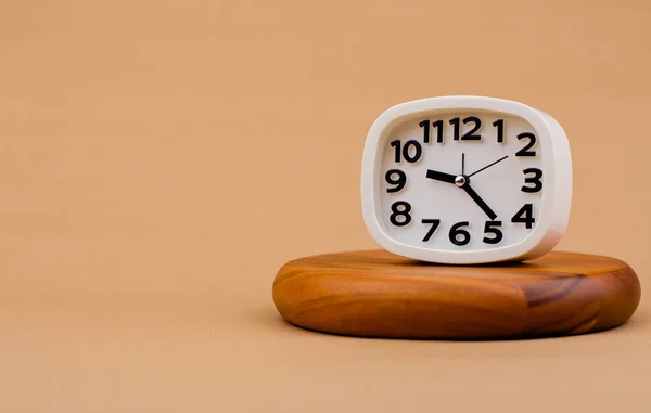 Reloj Despertador Colocado Soporte Madera Concepto Tiempo Trabajo Valor Del — Foto de Stock