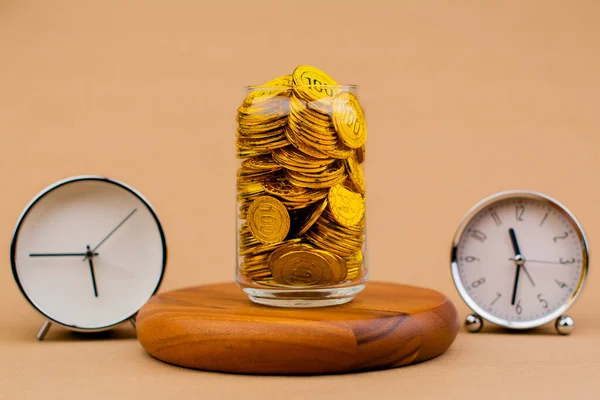 Bespaar Goud Een Glazen Pot Met Kostbare Tijd Onroerend Goed — Stockfoto