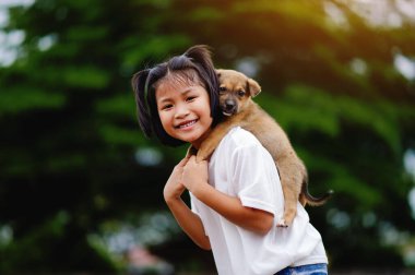 Küçük kız ve köpek arasında aşk. Erkekler ve köpekler arasında. Çocuklar ve zeki hayvanlar arka bahçede aşk konseptinde oynuyorlar.