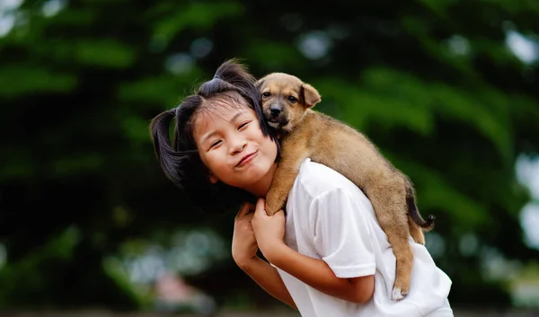 Liten Flicka Och Hund Kärlek Mellan Man Och Hund Bindning — Stockfoto
