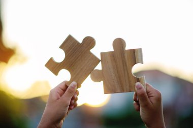 Yapboz parçaları iletişim takım çalışması güç takım çalışması ve el birliği kavramını birleştirdi