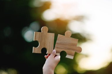 Yapboz parçaları iletişim takım çalışması güç takım çalışması ve el birliği kavramını birleştirdi