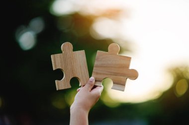 Yapboz parçaları iletişim takım çalışması güç takım çalışması ve el birliği kavramını birleştirdi