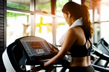 Koşu bandında kulaklıkla yürümek müzik dinlemek egzersiz yaparken dinlenmek yürüyüş yapmak ve sağlık için koşmak