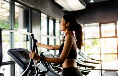 Koşu bandında kulaklıkla yürümek müzik dinlemek egzersiz yaparken dinlenmek yürüyüş yapmak ve sağlık için koşmak