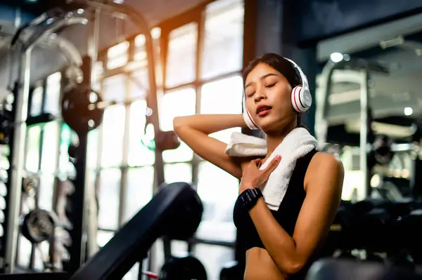 Asiatinnen Weißer Trainingskleidung Mit Kopfhörern Entspannen Sich Während Des Trainings — Stockfoto