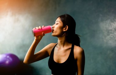Egzersiz yaptıktan sonra su iç ve yorucu egzersizden sonra terle. Egzersiz yorgunluğu