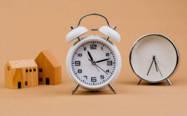 zaman ve ev beyaz alarm saati küçük model ahşap ev kredisi finans ve zaman