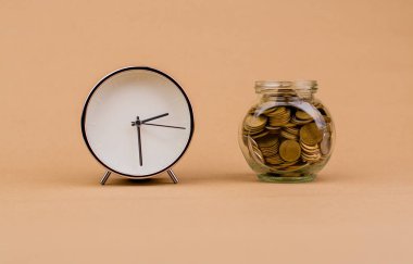 Cam kavanozda para biriktirmek yatırım kar payı maaş akışı para akışı finans ve mali yatırım bankası