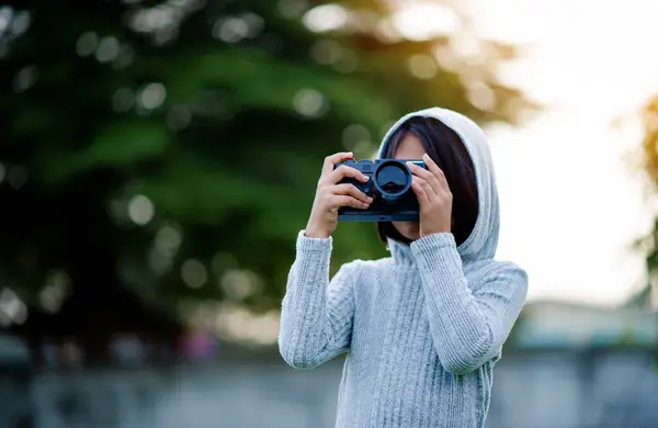 鏡のないカメラで写真を撮る 自然写真を練習する小さな女の子 小さな写真家 写真を撮る喜び — ストック写真