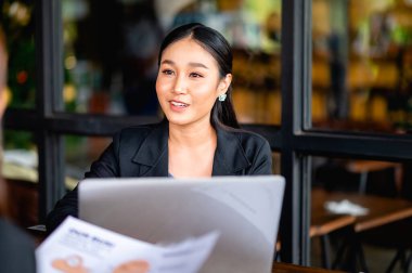 Genç iş kadını dikkatle çalışıyor ve gülümsüyor iş planının toplantısı finans çalışanları mali planlamacı ve yatırım planlayıcısı