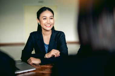 Genç iş kadını dikkatle çalışıyor ve gülümsüyor iş planının toplantısı finans çalışanları mali planlamacı ve yatırım planlayıcısı