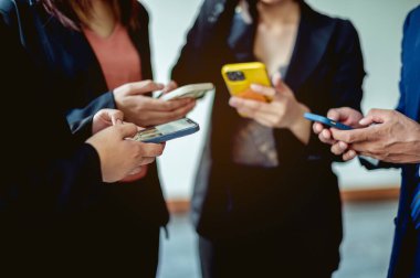 Akıllı telefonlar, cep telefonları ve çevrimiçi iletişim, çevrimiçi toplum, çevrimiçi iş, çevrimiçi toplantılar, telefon görüşmeleri