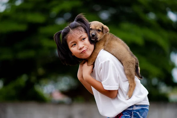Menina Brinca Com Filhote Cachorro Feliz Amor Inter Espécies Amor — Fotografia de Stock