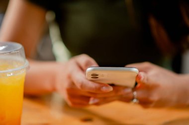 Akıllı telefon, çevrimiçi iletişim sosyal iletişim çevrimiçi iletişim, telefon ve sosyal medya kullanan ellerin yakın plan fotoğrafı