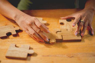 Yapboz, yapboz parçaları, tahta yapboz, birlik, yapı taşları ve takım çalışması Bağlantı ve iletişim