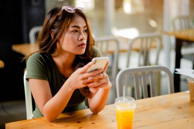 Akıllı telefon, sohbet online iletişim, çevrimiçi toplum, cep telefonu kullanan kadın, sosyal medya sörfü