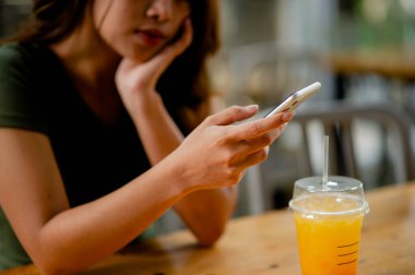 Akıllı telefon, sohbet online iletişim, çevrimiçi toplum, cep telefonu kullanan kadın, sosyal medya sörfü