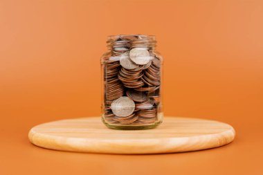 Cam kavanozda para biriktirme kavramı Finans ve bankacılık, yatırım fonları, nakit, nakit akışı, gelir, ücret, yatırım, finansal büyüme ve yatırım.