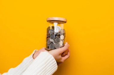 Cam kavanozda para biriktirme, madeni para bankası, mali yatırımlar, gelir, maaş, yatırım fonları, nakit akışı, finansal büyüme, yatırımcılar